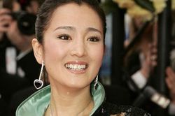 'Người phụ nữ quyến rũ nhất Trung Quốc' Củng Lợi 57 tuổi gợi cảm 'chết người' nhờ động tác tập ngực cực hiệu quả