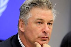 Alec Baldwin bị yêu cầu chịu trách nhiệm vụ nổ súng chết người