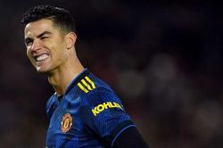 Ronaldo bực bội với đồng đội vì bị ngó lơ