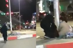 Clip: Ấm lòng với hình ảnh chàng trai giúp đỡ em bé ngủ ngoài đường giữa đêm đông giá buốt