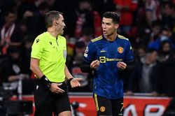 Ronaldo liên tục tranh cãi với trọng tài trận MU hòa Atletico