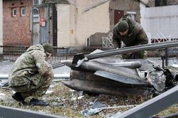 Nghị sĩ Ukraine trả lời phỏng vấn khi máy bay quần thảo trên đầu