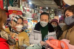 Đồ chống rét Trung Quốc hút khách ở Lạng Sơn