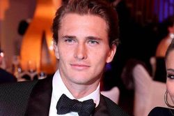 Zverev hẹn hẹn hò với bạn gái cũ của 'thánh' Karius