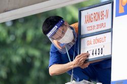 Giảm thuế bảo vệ môi trường liệu có kìm hãm được giá xăng dầu?
