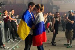 Sự thật về bức ảnh đôi trẻ Nga - Ukraine tựa đầu vào nhau