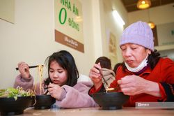 Ấm áp quán ăn 0 đồng giữa lòng Thủ đô