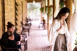 Angelina Jolie bất ngờ xuất hiện tại Campuchia cùng con gái ruột