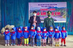 Biên giới - biển đảo Tặng hơn 1.000 áo ấm và dép cho trẻ em biên giới
