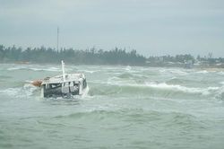 Tìm thấy thêm 2 thi thể trong vụ chìm ca nô trên biển Cửa Đại