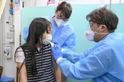 Nhật Bản bắt đầu tiêm vaccine Covid-19 cho trẻ em từ 5-11 tuổi
