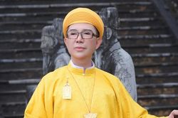 Người dân Huế náo nức đi 'Chợ quê', Long Nhật dầm mưa hát phục vụ