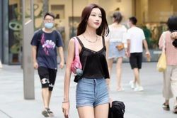 Phụ nữ trẻ Trung Quốc chán giày cao gót