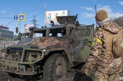 Nga phá hủy hàng trăm xe tăng Ukraine, thừa nhận có binh sĩ thương vong