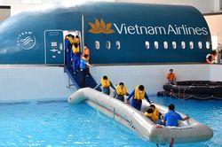 Cận cảnh buổi trải nghiệm của học sinh làm phi công, tiếp viên trên máy bay