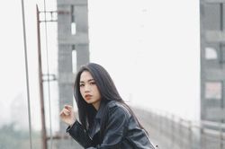 Hoa khôi sân bóng Trần Thị Duyên 'thả dáng' trong bộ ảnh mới, khác xa hình ảnh trên sân đến các chị cũng ngỡ ngàng