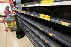 Hàng loạt kệ hàng lại trống trơn ở Hong Kong