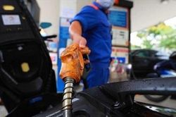 Giá xăng leo thang: DN chuẩn bị các phương án đối phó khó khăn