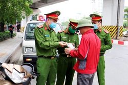 Đã đánh người, còn đâm xe vào Công an