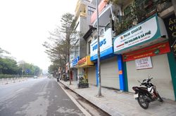 Hà Nội: Phố phường, hàng quán vắng vẻ do số ca mắc COVID-19 tăng vọt