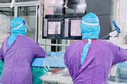 Cứu sống một bệnh nhân COVID-19 bệnh nền lao, ho ra máu ồ ạt