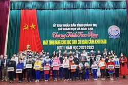 Trao tặng 650 máy tính bảng cho học sinh có hoàn cảnh khó khăn