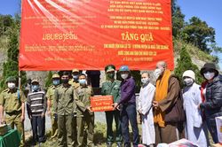 Biên giới - biển đảo Biên giới - biển đảo Tặng quà cho người dân và lực lượng vũ trang nước bạn Lào