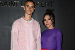 Victoria Beckham dự show thời trang cùng con trai