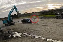 Tài xế xe múc đập nát đầu 2 ôtô, một người thoát chết