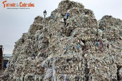 Cận cảnh 'núi' rác thải nhựa của công ty Huy Hoàng khiến dân lo ngại