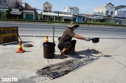 'Triết lý bí mật' của người đàn ông tật nguyền ngày ngày lê chân vá đường