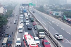 Xe đầu kéo tông ô tô tải đổ nghiêng, đường Vành đai 3 trên cao ùn tắc 3km