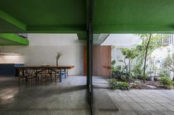 Nhà 120m2 tông xanh lá mang phong cách bụi bặm