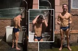 Ronaldo lại khoe body theo cách kỳ quặc