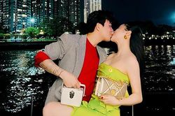 Vợ chồng đại gia Minh Nhựa gây xôn xao khi tung cảnh hôn ở tư thế khó đỡ
