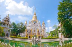 Chàng vlogger xứ Quảng giới thiệu nét đẹp chùa Việt