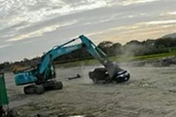 Hãi hùng cảnh lái xe gầu múc 'băm' nát xe bán tải có người ngồi bên trong