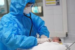 Số lượng trẻ mắc COVID-19 nhập viện tăng đột biến