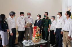 Thăm hỏi tặng quà một số nhà báo và văn nghệ sĩ tiêu biểu trên địa bàn thành phố Cần Thơ