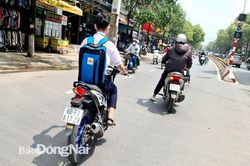 Nhiều học sinh đi xe phân khối lớn đến trường