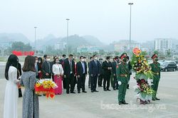 Thường trực Tỉnh ủy, HĐND, UBND, Ủy ban MTTQ Việt Nam tỉnh dâng hoa, dâng hương Chủ tịch Hồ Chí Minh; viếng nghĩa trang liệt sỹ Nhà tù Sơn La