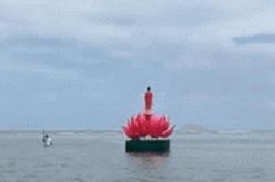Nghẹn ngào hình ảnh tòa tháp sen khổng lồ thả ở biển Cửa Đại tưởng niệm 17 nạn nhân vụ lật ca nô