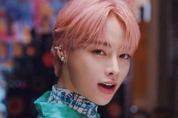 Hanbin hát 'Một con vịt' trong chương trình Hàn Quốc