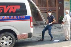 Cảnh sát khám nghiệm hiện trường người đàn ông rơi lầu ở TP.HCM