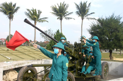 Nữ dân quân trên trận địa canh trời