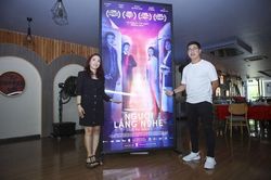Đạo diễn Khoa Nguyễn lần đầu hé lộ về poste 3D khiến 'Người lắng nghe' thêm rùng rợn