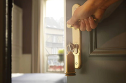 Dẫn bố vợ vào khách sạn 'bắt' vợ ngoại tình, người đàn ông hối hận