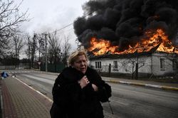 Ukraine dừng sơ tán dân, nói Nga vi phạm tuyên bố ngừng bắn