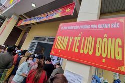 Dân chen chúc xin giấy 'thoát F0', trạm y tế lưu động tại Đà Nẵng vỡ trận