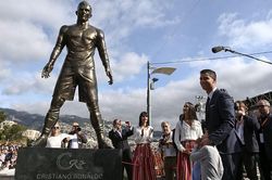 Tượng Ronaldo hao mòn vì bị fan 'sàm sỡ'